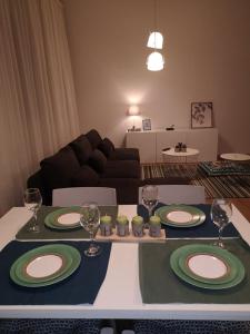 索非亚Capuccino的客厅配有带绿色和白色板的桌子