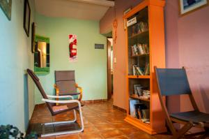 圣卡洛斯-德巴里洛切Patagonia Jazz Hostel的房间里的两张椅子和一个书架