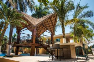 梅里达Tecnohotel Mérida Norte的拥有楼梯和棕榈树的度假村