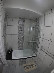 乌斯怀亚Aijpel Loft的一间带浴缸和淋浴的小浴室
