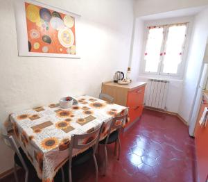 蓬特雷莫利Appartamento Liliana的厨房配有桌椅、桌子和厨房。