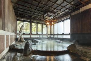 筑紫野市大丸旅馆的雕像的房间里的一个水池