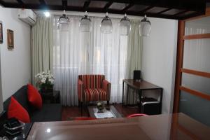 圣地亚哥Austral Rentahome Santa Beatriz的客厅配有沙发和椅子