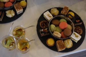 丹吉尔ONOMO Hotel Tanger Med的一张桌子,上面放着两盘食物和两杯眼镜
