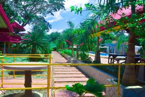 公主港米歇尔旅馆的享有花园的树木和黄色栏杆的景色
