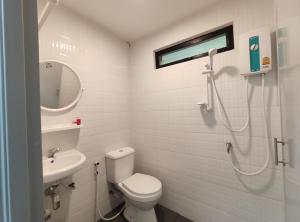 慕斯考艾17号旅馆的带淋浴、卫生间和盥洗盆的浴室