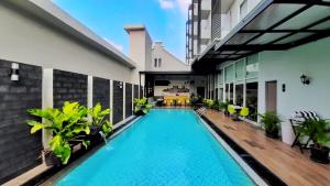 北加浪岸Khas Hotel Pekalongan的一座建筑物中央的游泳池