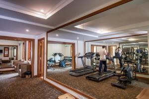 蒲甘蒲甘酒店的一个人在带镜子的健身房锻炼
