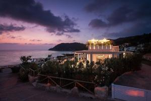 费拉约港巴亚比央卡度假村的一座晚上享有海景的建筑
