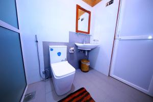 卡特勒格默Safari Lodge Yala的一间带卫生间和水槽的浴室