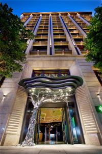 台北阿树国际旅店的一座大型建筑,前面设有螺旋楼梯