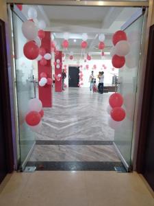 KushinagarHotel the Ideal的走廊里有一个红色和白色的气球