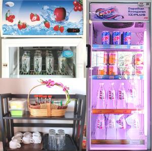 瓜拉丁加奴KT Chinatown Lodge的装满苏打水瓶的开放式冰箱