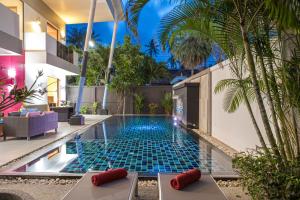 查龙Chic Villa Kloua with Private Pool, 3BR, Close to BCIS的房屋中间的游泳池