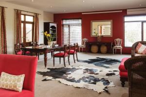 白河卡斯特桥空心精品酒店的一间拥有红色墙壁和桌椅的用餐室