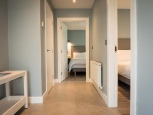 KeshPlatinum Lakeside Lodge at Mullans Bay的走廊上设有卧室,房间内设有一张床