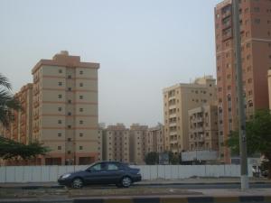 科威特雷德托尔精装公寓的停车场内有高楼