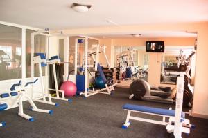 阿尔马维尔阿尔马维尔酒店的健身房内有多种设备