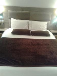布兹尼盖Appartement Bella Vista的一间卧室配有一张大床和两个枕头