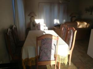 赫卢赫卢韦Umsinsi Cottage的用餐室配有桌椅和沙发