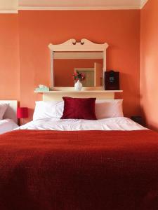伦敦里海旅馆的红色卧室配有一张带红色毯子的大床