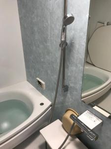 轻井泽尼米旅馆的带淋浴、卫生间和盥洗盆的浴室