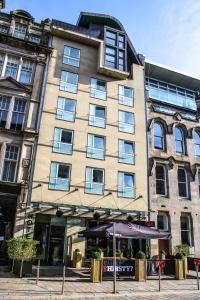 格拉斯哥布伦瑞克城市商务酒店的前面有一间咖啡馆的建筑