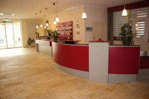 卡普特Bed & Breakfast Hotel Müllerhof的大堂设有红白的盆栽柜台