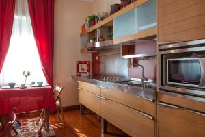 罗马I Villini del Pigneto的厨房配有水槽和微波炉
