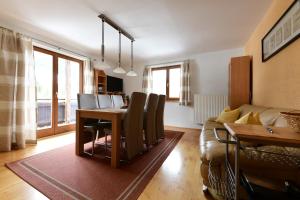 Embach勒切特艾勒尔公寓的客厅配有桌子和沙发