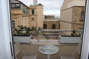 巴库Two Seasons Boutique Hotel Baku的阳台享有风景,配有桌椅