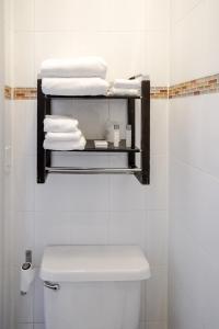 纽约中城韦斯特酒店的一间带卫生间的浴室和一个带毛巾的架子