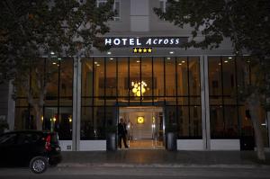 非斯阿克罗斯酒店及Spa的站在酒店入口外的人