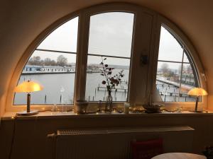 卡尔斯哈根Hafenidyll mit Wasserblick的窗户,带两盏灯,享有海港景色