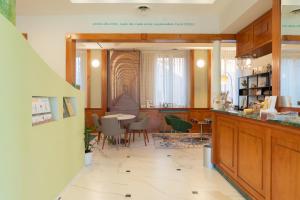博洛尼亚马焦雷酒店 的一间带桌椅的用餐室