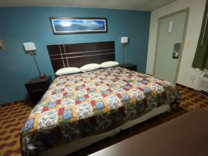 Lodge Inn Wrightstown - Fort Dix客房内的一张或多张床位