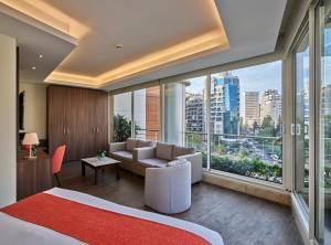 贝鲁特Sodeco Suites的酒店客房设有一张床和一个大窗户
