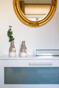 索非亚11号公寓的一面镜子,坐在桌子上,带花瓶