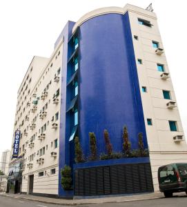 瓜鲁柳斯多马尼酒店的一面有蓝色墙的建筑