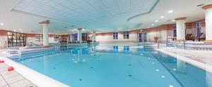 亚达尔菲茨杰拉德伍德兰德酒店的大型建筑中的大型游泳池