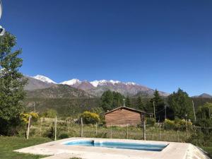 波特雷里约斯Casa Montaña Valle del Sol的山地的游泳池