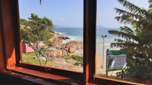 弗洛里亚诺波利斯Mona lisa的从窗户可欣赏到海滩美景