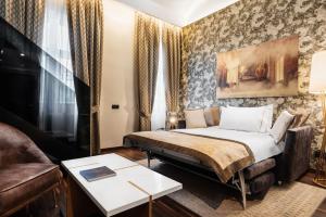 布拉格Áurea Legends by Eurostars Hotel Company的酒店客房,配有床和沙发