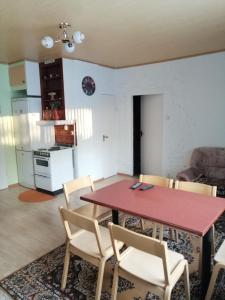 SangisSangis Haparandavägen 11的厨房以及带红色桌椅的用餐室。