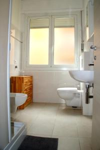 迪亚诺马里纳Residenza Abbo的一间带两个盥洗盆、卫生间和窗户的浴室
