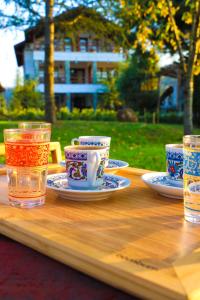 萨潘贾Rif Sapanca - Adult Only的一张带茶杯和玻璃杯的木桌