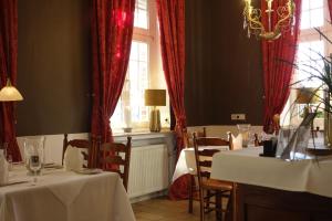 森登范纳穆尔餐厅酒店的一间设有两张桌子和窗户的用餐室