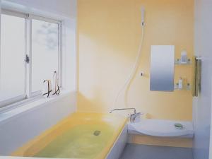 KogaRyoshuku Lassi / Vacation STAY 47925的带浴缸、盥洗盆和卫生间的浴室