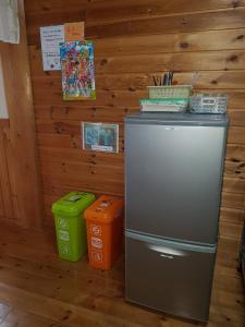 KogaRyoshuku Lassi / Vacation STAY 47925的冰箱和两个垃圾桶