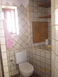 卡萨雷斯拉斯维加斯塔斯迪米阿布维拉乡村民宿的一间带白色卫生间的浴室和窗户。